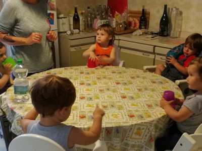 ...e i piccoli si ritrovano con i loro seggioloni attorno a un tavolo rotondo, nella cucina della loro casa, quella �alternativa�
